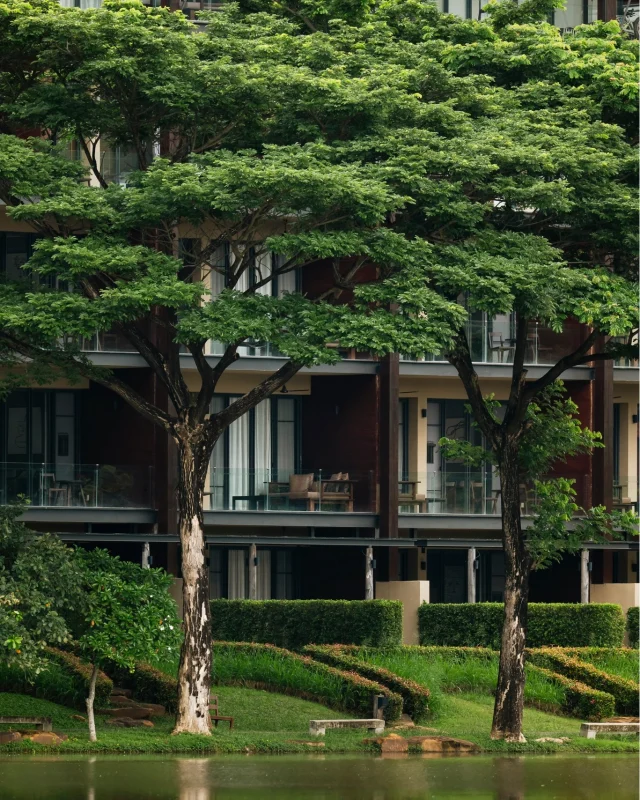The lakeside view at Atta is filled with the comforting shade of the surrounding big trees and a soothing atmosphere. 🌳 The architecture naturally blends into its surroundings, where water, flora, and private balconies come together to offer a seamless view 🌊🏡, making every moment of your stay ever so peaceful as you're, without a word, invited to linger just a little longer. 🌾🤍

วิวริมทะเลสาบของอัตตาเต็มไปด้วยความร่มรื่นจากต้นไม้ใหญ่และบรรยากาศที่สบายตา 🌿 ตัวอาคารค่อยๆ กลมกลืนไปกับธรรมชาติรอบตัว ทั้งผืนน้ำ ต้นไม้ และระเบียงห้องพักที่เปิดรับวิวตรงหน้า ทำให้ทุกมุมของการพักผ่อนดูสงบ เรียบง่าย และชวนให้ใช้เวลาอยู่ตรงนี้ให้นานขึ้นอีกนิด 🤍

#KirimayaKhaoyai #AttaLakeSideResort #Nature #Relaxing #Refresh