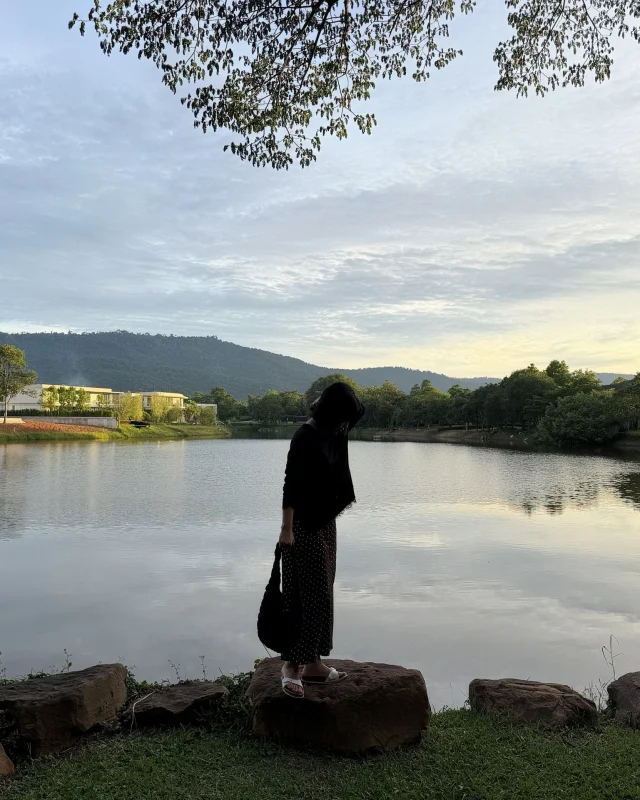 Mornings at Kirimaya begin in the simplest way. Step outside to the calm lake, feel the soft breeze, and take in the mountain view before easing into the day with a relaxed breakfast. A quiet little moment that makes a day off feel just right. 🍃☕️✨ Captured by Khun @xxximammoss Don’t forget to share us @kirimaya_khaoyai your moment!

ยามเช้าที่คีรีมายาเริ่มต้นอย่างเรียบง่าย 🌿 เดินออกมามองทะเลสาบ รับลมเบาๆ พร้อมวิวภูเขาตรงหน้า แล้วค่อยๆ เติมเต็มวันด้วยมื้อเช้าในบรรยากาศสบายๆ เป็นช่วงเวลาธรรมดาที่ทำให้วันพักผ่อนรู้สึกพิเศษขึ้น 🤍 ขอบคุณภาพสวยๆ จากคุณ @xxximammoss อย่าลืมแบ่งปันภาพความประทับใจของคุณกับเราที่ @kirimaya_khaoyai

#Kirimaya #Pickleball #Nature #KirimayaGuests
